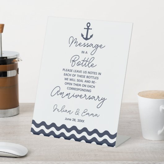 Hochzeitsbotschaft auf See und Weiß im Flaschendru Sockelschild (In SItu)
