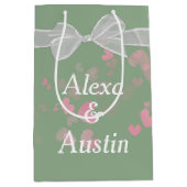 Hochzeitsbow auf dem Sage grün mit Herz Mittlere Geschenktüte (Vorderseite)