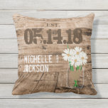 Hochzeitsbrauenholz-Design mit Daisien Kissen<br><div class="desc">Kissen in einem Braun-Holzdesign-Stil. ⭐ Dieses Produkt ist zu 100% anpassbar. Grafiken und/oder Text können hinzugefügt, gelöscht, verschoben, verändert, verändert, gedreht usw. werden. (nur durch einen Klick auf den "EDIT DESIGN" Bereich) ⭐ 99% meiner Designs in meinem Geschäft sind in Schichten gemacht. Dadurch können Sie die Größe und den Text...</div>