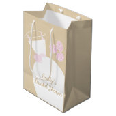 Hochzeitsbraun, rosa Brautparty, beige Mittlere Geschenktüte (Vorderseite Schrägansicht)