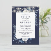 Hochzeitscodierung für Navy Blue Floral String Lig Einladung (Stehend Vorderseite)