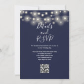 Hochzeitscodierung für Navy Blue String Lights Flo Einladung (Rückseite)
