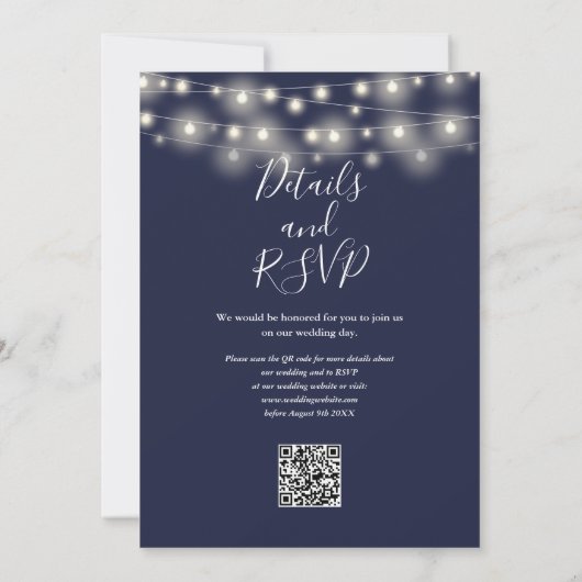 Hochzeitscodierung für Navy Blue String Lights Flo Einladung (Rückseite)