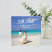 Hochzeitscouch am sonnigen tropischen Strand Einladung (Stehend Vorderseite)
