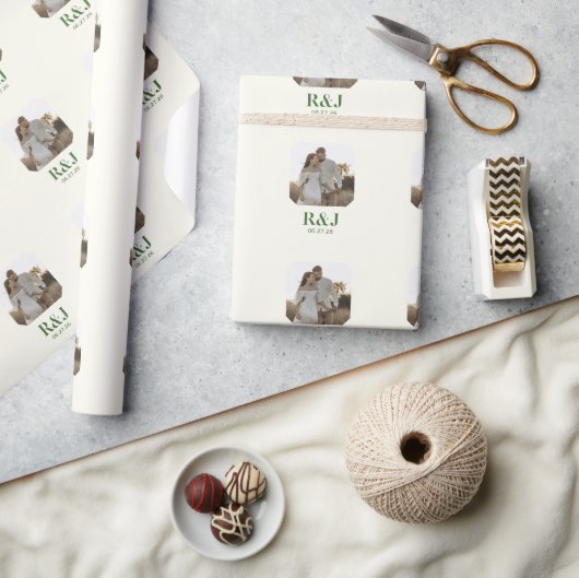 Hochzeitscoupel Foto Green Monogram hinzufügen Geschenkpapier (Kunsthandwerk)
