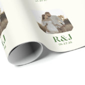 Hochzeitscoupel Foto Green Monogram hinzufügen Geschenkpapier (Rolleneckpunkt)