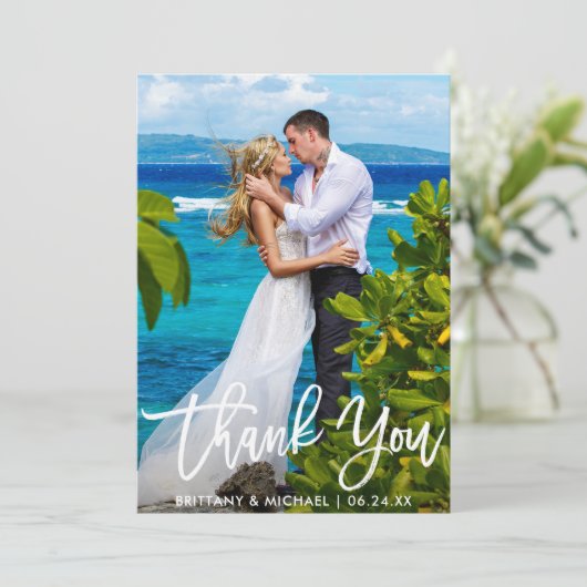 Hochzeitscouple-Foto Moderne Pinselschrift Dankeskarte (Stehend Vorderseite)