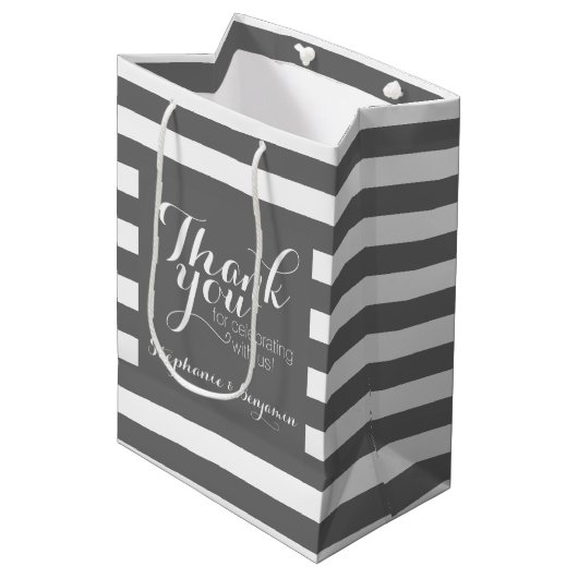 Hochzeitsdanken mit modernem gestreiftem Muster Mittlere Geschenktüte (Vorderseite Schrägansicht)
