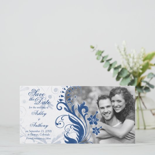Hochzeitsdatum des Navy Blue Floral Foto Save The Date (Stehend Vorderseite)