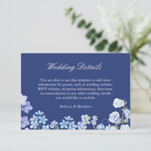 Hochzeitsdetails Vergessen Sie Me Nots Royal Blue Begleitkarte (Stehend Vorderseite)