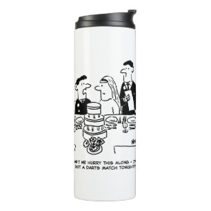 Hochzeitsempfang Bräutigam hat einen Darts-Match Thermosbecher