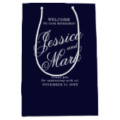 Hochzeitsempfang für blaue Script-Typografie Mittlere Geschenktüte (Vorderseite)