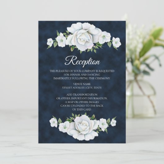 Hochzeitsempfang in Navy Blue mit White Floral Einladung (Stehend Vorderseite)
