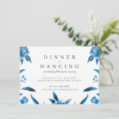 Hochzeitsempfang mit Blumen in Blau und Weiß Begleitkarte (Stehend Vorderseite)