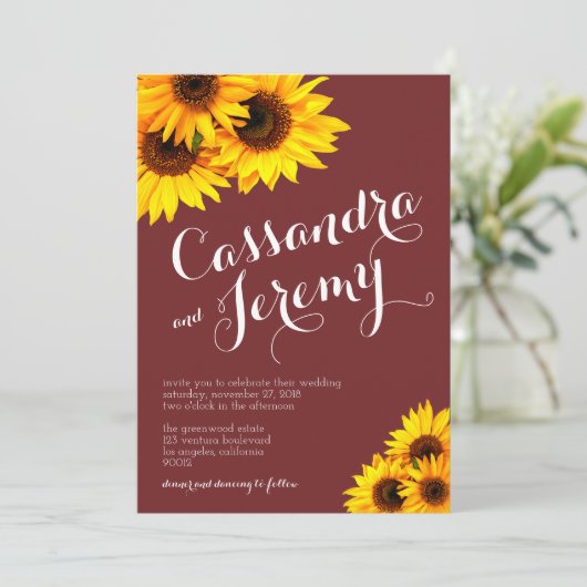 Hochzeitsempfehlung für Burgunder und Gelbe Sonnen Einladung (Stehend Vorderseite)