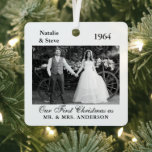 Hochzeitserinnerung Foto Jahr Gedächtnisrückgabe S Ornament Aus Metall<br><div class="desc">Braut und Groom Hochzeit Foto und Jahr Gedächtnisschmuck. Ideal,  um sich an den großen Tag von Ihnen zu erinnern oder um als Geschenk zu feiern ein Jubiläum von Eltern,  Großeltern und anderen Familienmitgliedern. Nehmen Sie dieses Schwarz-Weiß-Foto,  Retro,  Vintage Hochzeit und fügen Sie es zu diesem personalisierten Ornament.</div>