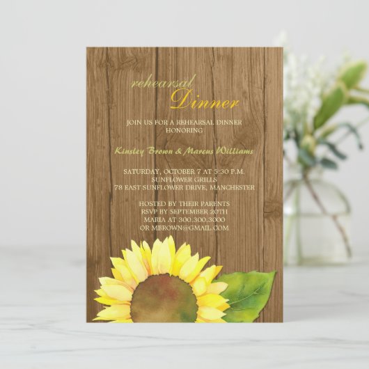 Hochzeitsessen der Probe mit Holzkörnchen Einladung (Stehend Vorderseite)