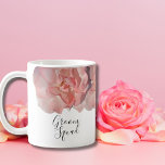 Hochzeitsfeier der Rose Coral Tasse<br><div class="desc">Moderne Coral Rose Blumenkästen Hochzeitskaffee Tasse.</div>