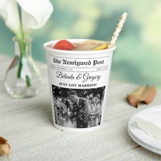 Hochzeitsfeier für Zeitungen - Schwarz-Weiß-Foto Pappbecher (In Situ)