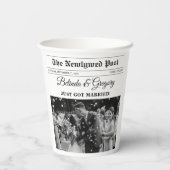 Hochzeitsfeier für Zeitungen - Schwarz-Weiß-Foto Pappbecher (Rückseite)