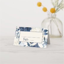 Hochzeitsfeier mit blauen und weißen Blumen