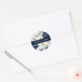 Hochzeitsfeier mit blauen und weißen Blumen Runder Aufkleber (Umschlag)
