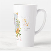 Hochzeitsfeier mit Foto der Gold Rose Ribbon Monog Milchtasse (Rechts)