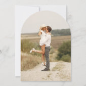 Hochzeitsfeier mit grünem Boho Beaded Arch Frame Einladung (Rückseite)