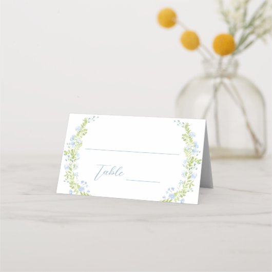 Hochzeitsfeier mit hellblauen Frühlingsblumen Platzkarte (Vorderseite)