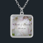 Hochzeitsfeier mit rosa und weißem Krabbenapfel Versilberte Kette<br><div class="desc">Die hübsche Pink und White Crab Apfelblüte Hochzeitsanhänger Necklace ist ein einzigartiges Sake-Geschenk für die Braut zu sein,  ihre Brautmädchen oder Brautparty. Dieser elegante Brautschmuck mit Blumen zeigt ein digital gemaltes Blumenfoto mit Blume aus weißer und rosa Krabbenapfel in einem silberfarbenen Pfennig.</div>