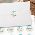 Hochzeitsfeier mit Wasserfarbe Runder Aufkleber<br><div class="desc">Hochzeitsaufkleber zum Thema Strand mit Aquarellfarben-Szene eines wunderschönen blauen Ozeans, der den weichen Sandstrand umklatscht. Moderne Schrift mit lässiger, handgeschriebener Schrift. Ideal für eine Hochzeit am Strand, Hochzeiten an der Küste, Hochzeiten im Sommer, Hochzeiten im Meer, Hochzeiten im Wassersport, Hochzeiten auf der Insel der tropischen Karibik oder jede Hochzeit in...</div>