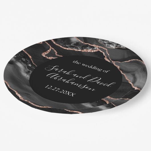 Hochzeitsfeier Schwarz und Rose Gold Glitzer Agate Pappteller (Schrägansicht)