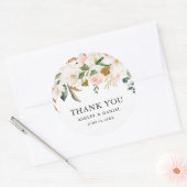 Hochzeitsfeier zwischen Rosen und Weißer Magnolien Runder Aufkleber (Umschlag)