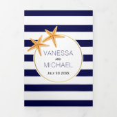 Hochzeitsfeiern am Strand mit weißem und marinebla Dreifach Gefaltete Einladung (Cover)