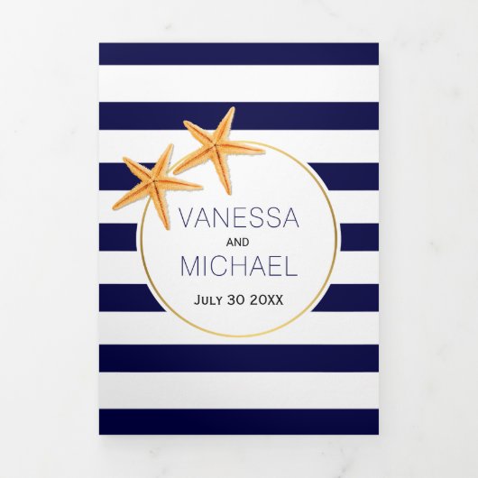 Hochzeitsfeiern am Strand mit weißem und marinebla Dreifach Gefaltete Einladung (Cover)