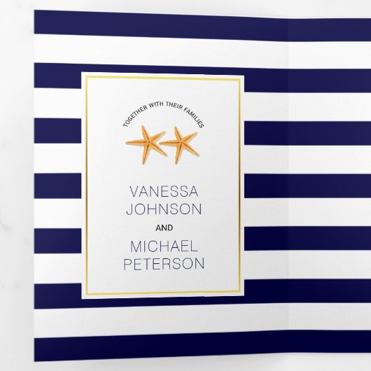 Hochzeitsfeiern am Strand mit weißem und marinebla Dreifach Gefaltete Einladung (Innen Erste Seite)