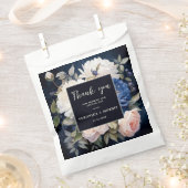 Hochzeitsfeiern mit blauem und düsterblütigem Rosa Geschenktütchen (Ausgeschnitten)