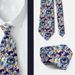 Hochzeitsfeiern mit blauen Blume Krawatte<br><div class="desc">Eine blühende Nackte in Marineblau und Goldmedaille in Aquarellfarben zeichnet sich durch eine auffallende Mischung aus tiefem, reichhaltigem Marineblau als Hauptfarbe aus, ergänzt durch elegante, weiche Goldakzente. Das Gold wird in einer Aquarelltechnik verwendet, die einen flüssigen, künstlerischen Effekt erzeugt, der ein Gefühl von Raffinesse und Verfeinerung hervorruft. Das Blumenmuster ist...</div>