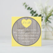 Hochzeitsfeiern mit gelbgrauem rustikalem Herzschl Einladung (Stehend Vorderseite)