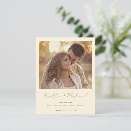 Hochzeitsfeiern mit Gold & Creme - Modernes Handwr Save The Date (Stehend Vorderseite)