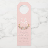 Hochzeitsflasche | Monogram Coral Floral BOHO Flaschenanhänger (Vorderseite)