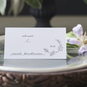 Hochzeitsflat mit traditionellem Blumenreath Platzkarte