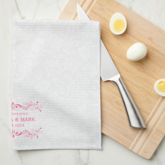 Hochzeitsflorrosa Spitze auf weißen Damasken Geschirrtuch (Viertel Falte)