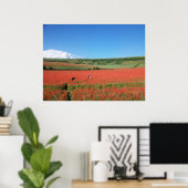 Hochzeitsfoto auf einem Feld roter Mohnblumen Poster (Heimbüro)