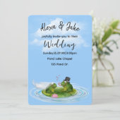Hochzeitsfrosche auf Lily Pad mit Herz Einladung (Stehend Vorderseite)
