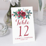 Hochzeitsgast des Blumenwinters Tischnummer<br><div class="desc">Trendy blumengeschmückte Winterschablone mit roter Bordeaux und weißer Tischnummer mit saisonalen Pinienfässern, roten Beeren und Blattwerk auf weißem Hintergrund und handgeschriebener Typografie-Schrift. Personalisieren Sie es mit Ihren Hochzeitsgast-Informationen! Bei der Bestellung müssen Sie diese anpassen und einzeln in den Warenkorb legen. Die Hintergrundfarbe und der Text können bearbeitet werden. Personalisieren Sie...</div>