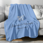 Hochzeitsgeschenk Elegant Monogram, frisch gezogen Fleecedecke<br><div class="desc">Hochzeitsgeschenk Elegant Monogram neu geworben Keepake Fleece Blanket. Personalisierte schöne blaue und hellgraue mit Monogramm Fleece Blanket. Klassische Schrift Monogramm Nachname Initial, Braut und Bräutigam Namen und das Heiratsdatum auf einem schlichten eleganten blauen Hintergrund. Das ideale Geschenk für frische Weds, eine gepflegte Erinnerung ihres besonderen Tages oder ein Geschenk für...</div>
