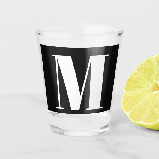 Hochzeitsgeschenk mit Monogramm für Brautparty als Schnapsglas (Vorderseite)
