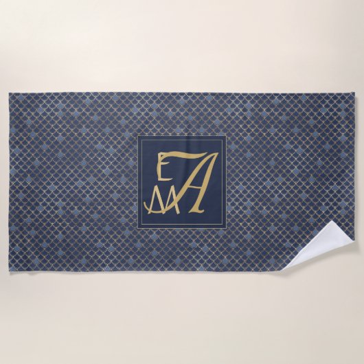 Hochzeitsgeschenk Monogram Navy Blue Mermaid Scale Strandtuch (Vorderseite)
