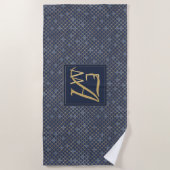 Hochzeitsgeschenk Monogram Navy Blue Mermaid Scale Strandtuch (Vorderseite)
